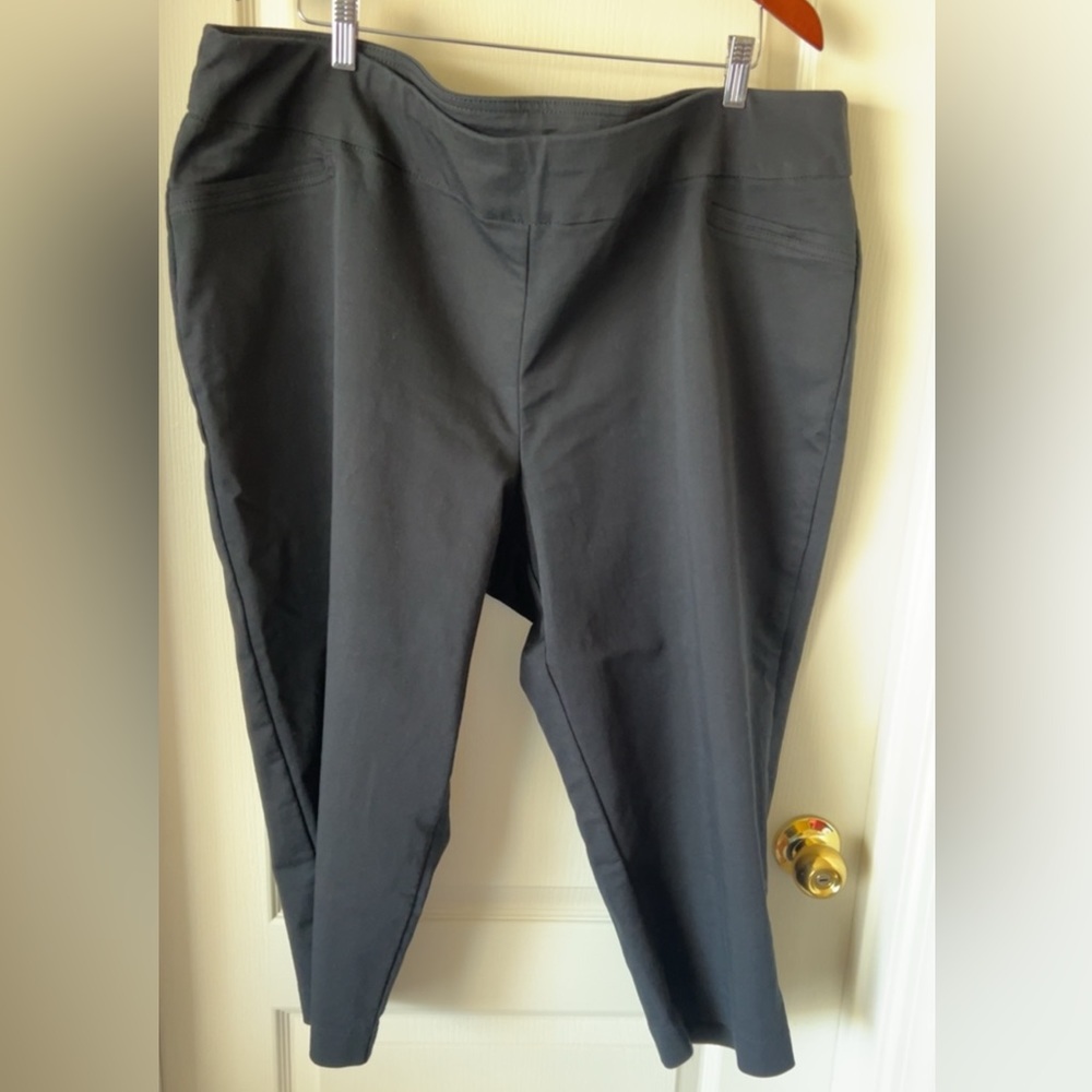 Black capri pants
